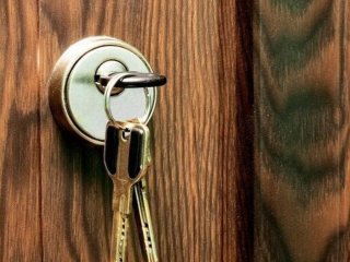 Навіщо обприскувати ключі оцтом: цей трюк вирішує одну з найнадокучливіших проблем