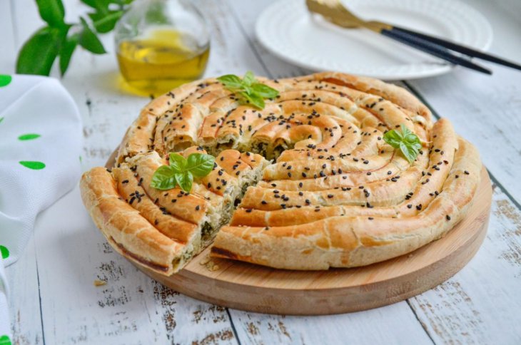 Пирог со шпинатом и сыром из слоеного теста: рецепт полезного блюда