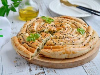 Пирог со шпинатом и сыром из слоеного теста: рецепт полезного блюда