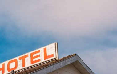 Мама залишила 6-річного сина в готелі на понад 2 тижні: персонал взяв на себе роль опікунів