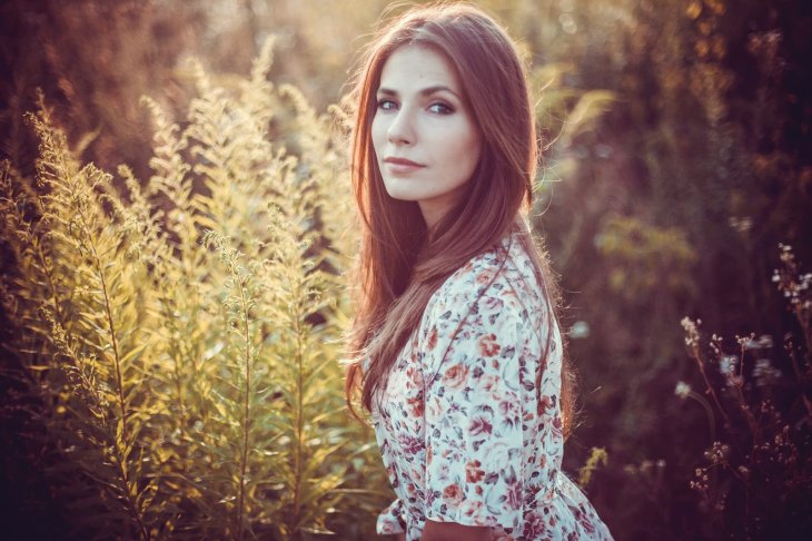 Антонина Паперная сочетает женственные платья с кроссовками