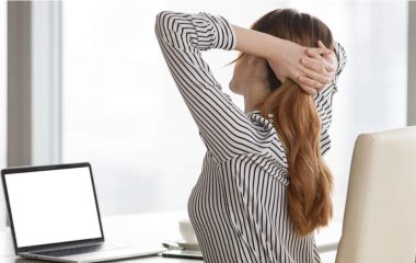 Ортопед розповіла про розминку для зняття втоми під час роботи в офісі