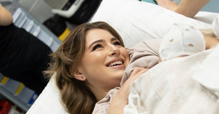 Катерина Тишкевич з чоловіком-актором потанцювали з новонародженим сином у пологовому