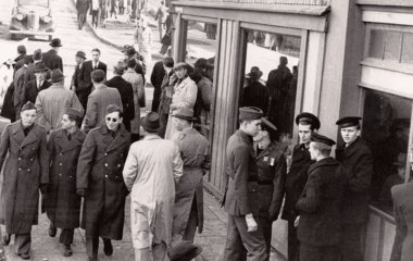 «Мобільний телефон» у 1943 році: старе фото породило теорію про мандрівника в часі