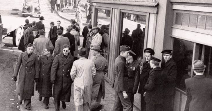 «Мобільний телефон» у 1943 році: старе фото породило теорію про мандрівника в часі