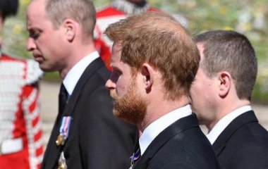 «Едва не перегрызли друг другу глотки»: принцы Гарри и Уильям поссорились на похоронах своего деда
