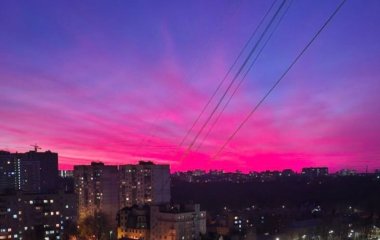 Пурпурове небо над Україною: метеорологи пояснили мальовниче явище (фото)