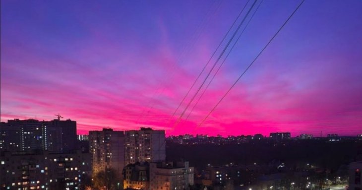 Пурпурове небо над Україною: метеорологи пояснили мальовниче явище (фото)