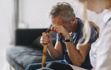 Невролог розповів про ознаки хвороби Паркінсона
