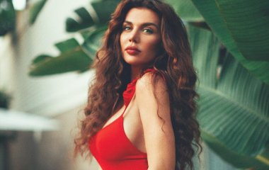Анна Седокова похвасталась пышными формами на пляже