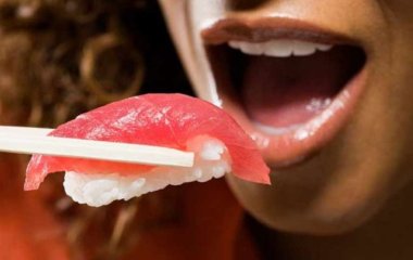 Безопасно ли есть сырую рыбу, рассказали врачи