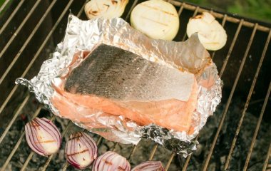 Як правильно запікати страви у фользі: яким боком замотувати продукти