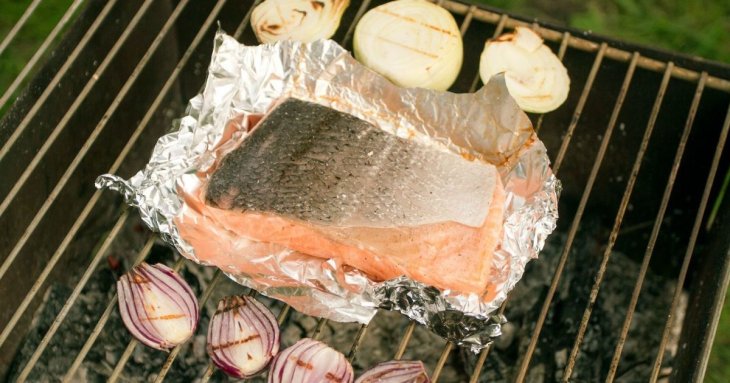 Як правильно запікати страви у фользі: яким боком замотувати продукти