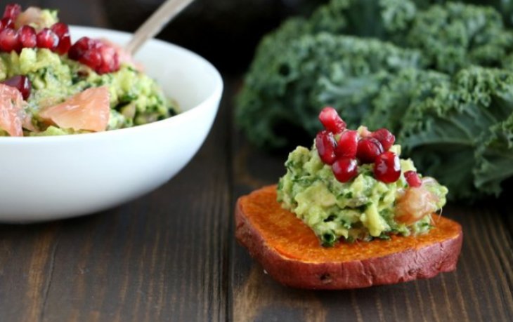 Тост из сладкого картофеля с соусом из авокадо и капусты кейл