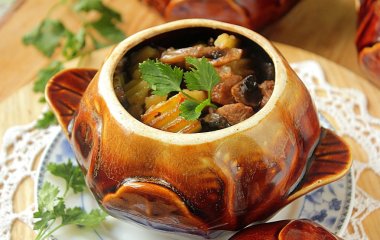 Сытно и полезно: как приготовить запеченную в горшочках картошку с грибами