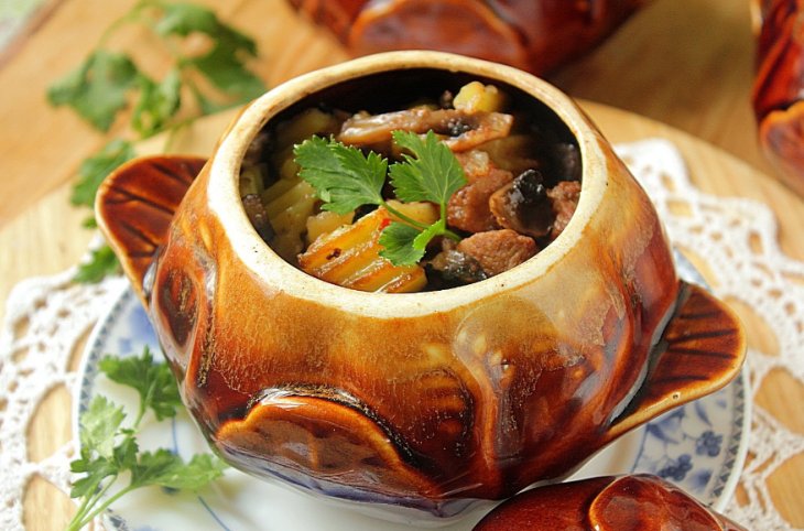 Сытно и полезно: как приготовить запеченную в горшочках картошку с грибами