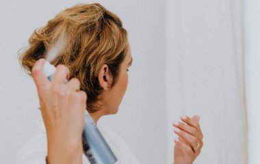Збризніть паперовий рушник лаком для волосся: ось як це допоможе під час прибирання