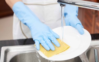 Не роби так, а то пошкодуєш: чому не варто мити підлогу гарячою водою