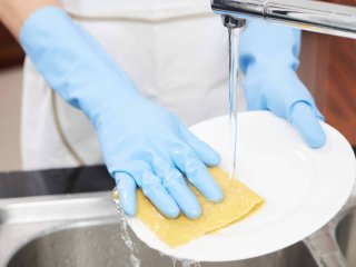 Не делай так, а то пожалеешь: почему не стоит мыть полы горячей водой