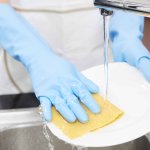 Не делай так, а то пожалеешь: почему не стоит мыть полы горячей водой