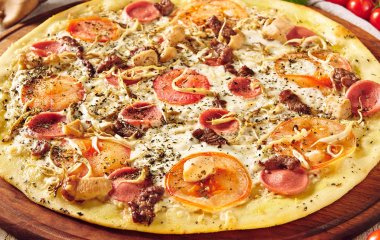 Ни грамма теста: рецепт картофельной пиццы с колбасками