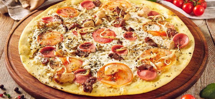 Ни грамма теста: рецепт картофельной пиццы с колбасками