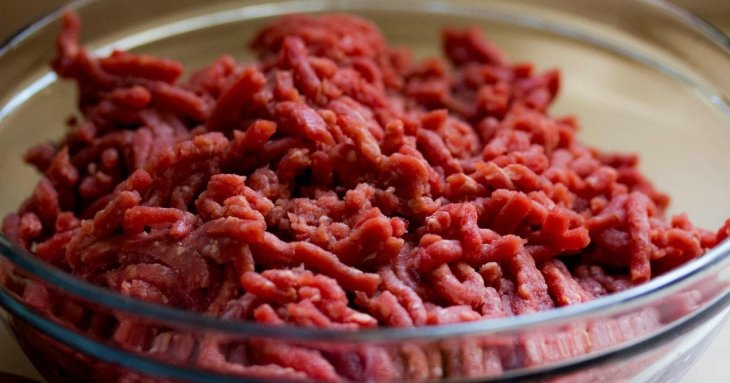 Чому фарш для котлет не можна перекручувати двічі: секрети м’ясників для ідеальної соковитості