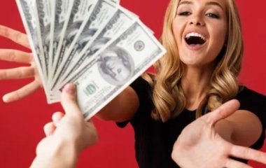 Названы знаки зодиака, которым очень повезет в октябре: их ждет любовь и богатство