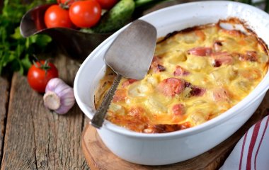 Картофельная запеканка с сосисками и сыром в духовке: очень быстрый рецепт