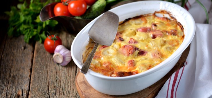 Картофельная запеканка с сосисками и сыром в духовке: очень быстрый рецепт