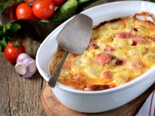 Картофельная запеканка с сосисками и сыром в духовке: очень быстрый рецепт