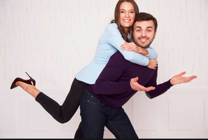 Григорий Решетник наслаждается снежной погодой с сыном