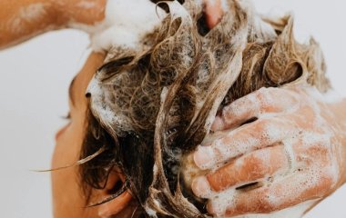 Мийте голову ось так — і надовго забудете про посічені кінчики та ламкість волосся: поради експертів