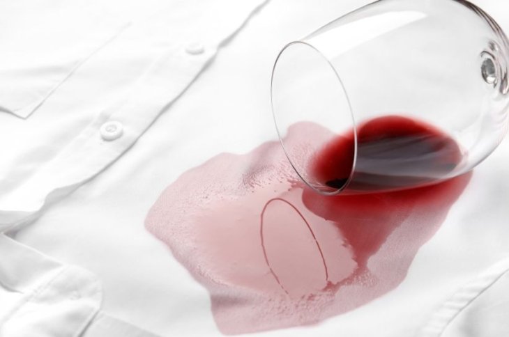 Пятна от красного вина исчезнут в мгновение: гениальный трюк