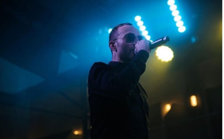 Миша Крупин вышел на сцену в Одессе пьяным: едва стоял на ногах и матерился