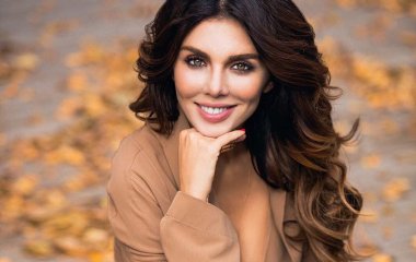 Анна Седокова позировала в бежевом костюме
