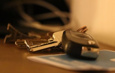 Чоловік виліз на дах авто, врізався у шлагбаум і побіг голяка: що сталося