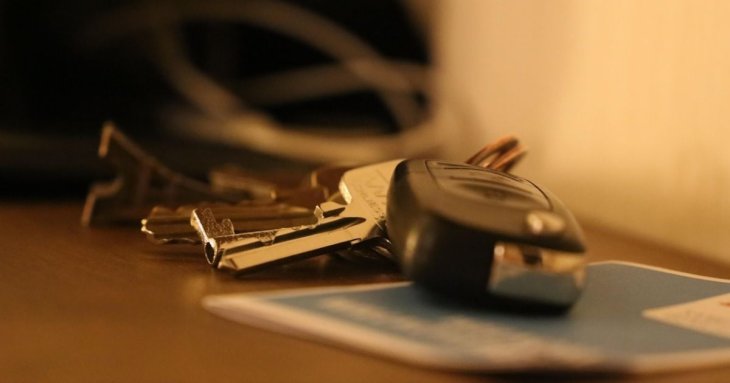 Чоловік виліз на дах авто, врізався у шлагбаум і побіг голяка: що сталося