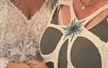 Сукня мачухи нареченої, зроблена своїми руками, стала вірусною в Мережі: 