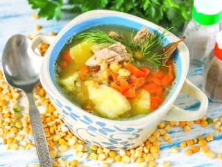 Ароматный гороховый суп с зеленью и хрустящими гренками