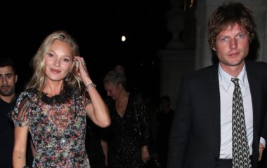 Кейт Мосс прилетела в Париж с 36-летним бойфрендом (фото)