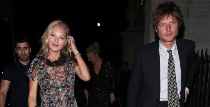 Кейт Мосс прилетела в Париж с 36-летним бойфрендом (фото)