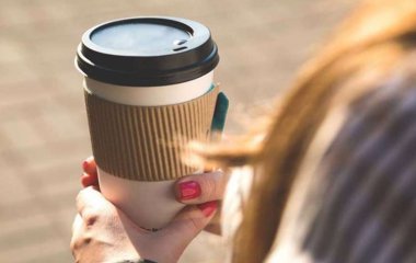 Медики рассказали, чем опасен кофе в бумажных стаканчиках