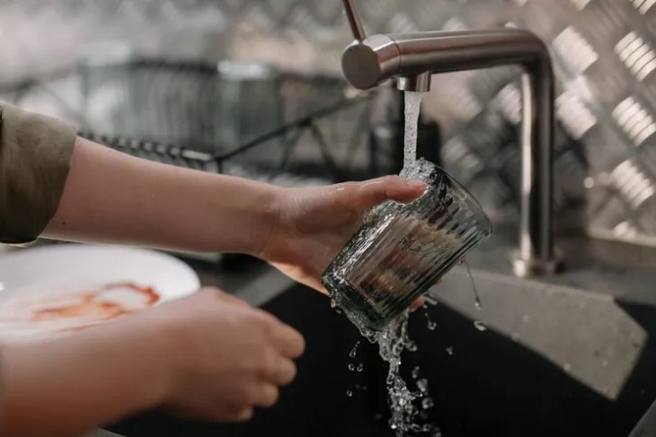 Экономия времени или лишние затраты: преимущества и недостатки посудомоечной машины