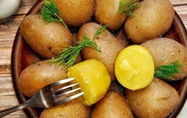 Як почистити картоплю в мундирі за кілька секунд без ножа: простий кулінарний трюк