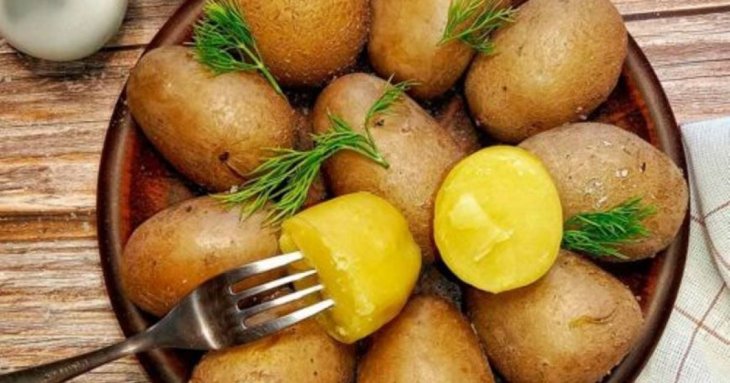 Як почистити картоплю в мундирі за кілька секунд без ножа: простий кулінарний трюк