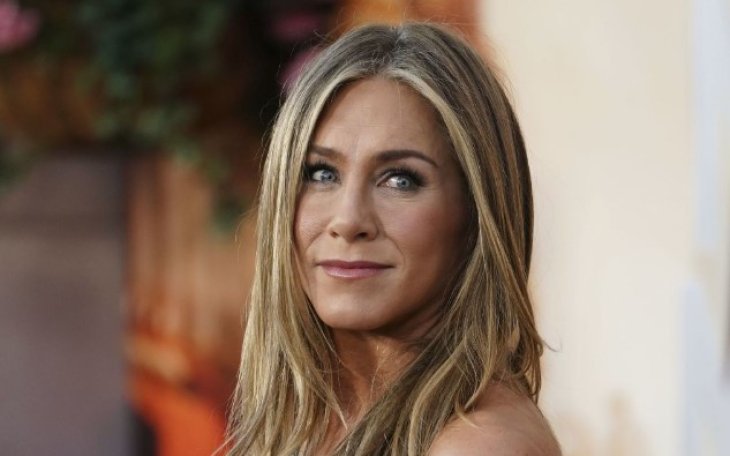 Дженнифер Энистон развеселила Сеть своим детским фото, которое повторила спустя 52 года