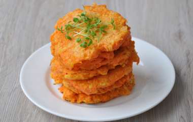 Оладьи с морковью и цукатами