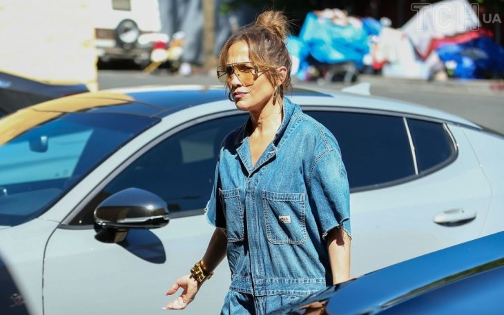 В джинсовом комбинезоне и с любимой сумкой: Дженнифер Лопес фотографировали папарацци