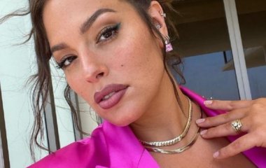 Беременность ей к лицу: Эшли Грэм похвасталась формами в откровенном бикини